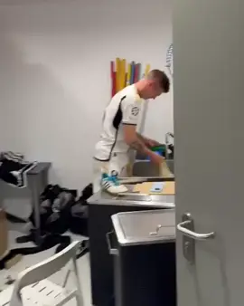O MESMO PAR! 👟✨ Toni Kroos utiliza as mesmas chuteiras desde 2013 e faz questão de LAVAR o par sempre após as partidas. 😱 Já tinha visto algo parecido, torcedor? 👀 📹 David Alaba #Futebolinternacional #Kroos #RealMadrid