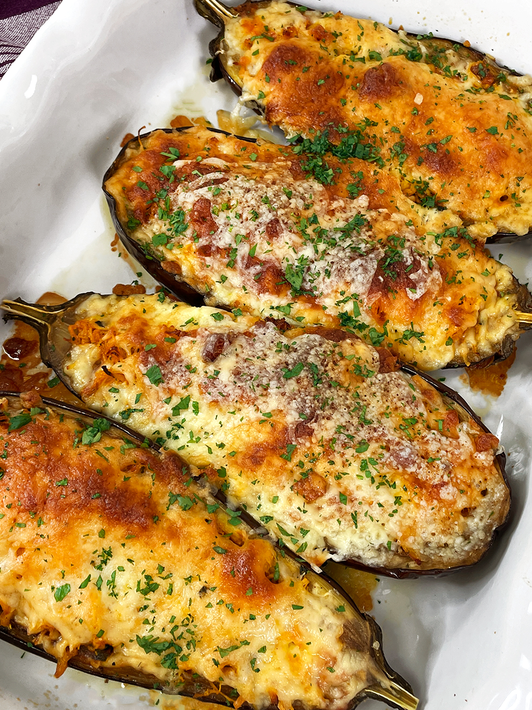 Descubra o que eu faço quando quero uma refeição Low carb e Sem Glúten! 💪🏻 . . Berinjela Recheada com Frango INGREDIENTES: - 2 berinjelas - pimenta-do-reino a gosto - sal - azeite - molho de tomate - frango cozido desfiado e temperado - 2 xíc. de queijo muçarela MODO DE FAZER: Tire o miolo da berinjela e tempere com sal, pimenta e azeite. Coloque o frango, finalize com queijo e leve ao forno a 180 °C por 25 minutos. Sirva!