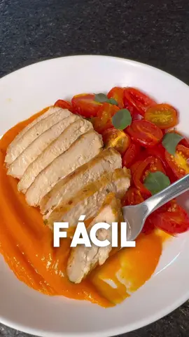 ✨Peito de frango marinado com mostarda e mel ✨ Peito de frango:  1kg de peito de frango  2 colheres de mostarda dijon  1 colher de sal  1/2 xícara de ervas frescas picadas (usei salsinha e cebolinha)  1 colher de mel  1. Tempere o frango com sal, mostarda de Dijon, mel e ervas frescas. 2. Deixe marinando por pelo menos 2 horas ou de um dia pro outro para que o frango fique bem temperado. 3.Grelhe o frango com um dedo de espessura por 2 minutos de cada lado, deixando-o super suculento e macio. Purê:  Cozinhe 2 batatas e 4 cenouras picadas em 500 ml de caldo de legumes. Quando estiverem bem macias, amasse bem ou use o mixer/liquidificador. Tempere com sal e finalize com 1 colher de requeijão.  Tomates cereja assados:  Tempere os tomates cereja com um pouco de azeite, sal e manjericão fresco. Leve ao forno pré-aquecido a 200°C por 10 minutos. ✅ https://cozinhatina.com #receitas #receitasfaceis #almoco #frango #receitassaudaveis #receitasfit #chef #gourmet #restaurante #gastronomia #cozinha 