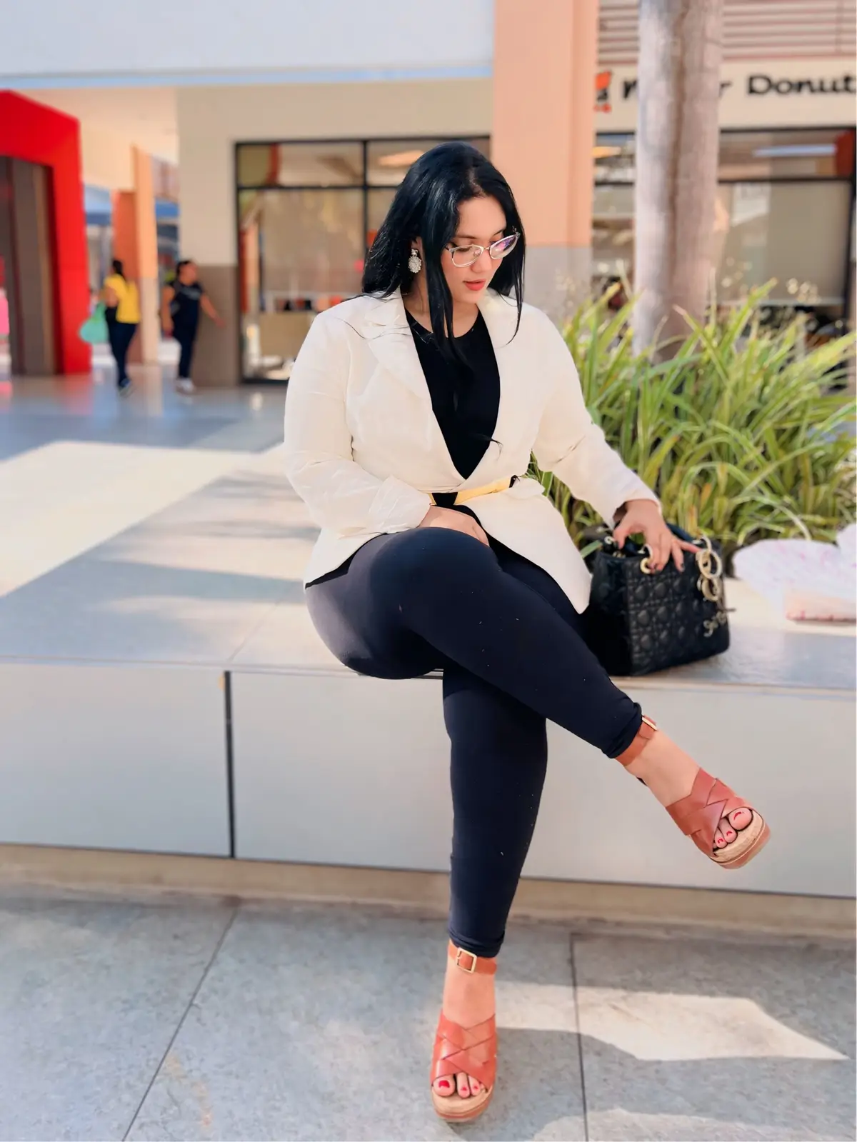 Aveces no hace falta decir una palabra para transmitir lo que sientes, la música, los sonidos, los besos, las miradas y las caricias no tienen siempre palabras de por medio pero lo dicen todo.  #totalblacklook #ratablanca #cabellonegro #metal #linkinpark #heavymetal #rock #elsalvador #curvy #curves #curvygirl #curvymodel #salvadoreña #ropaaesthetic #rockenespañol #musclemommy