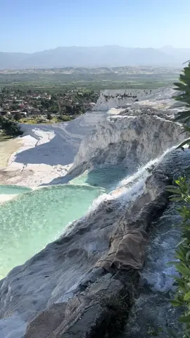 🇹🇷 PAMUKKALE🇹🇷 Conocido también como “El Castillo de Algodón” es una de las maravillas del mundo que alberga TURQUİA. El impresionante paisaje blanco, las aguas y las ruinas generan un sitio de ensueño en el que uno queda extasiado ante la diversidad de la naturaleza y sus posibilidades. La ciudad está situada al centro sur de la región del Egeo de Turquía, y desde la antigüedad fue famosa por sus aguas termales. Dichas aguas caen en cascadas naturales que gracias a la acumulación de cal y la evaporación de gas carbónico conforman una escalera que parece de cristal y que genera un espectáculo visual genial. #pamukkale #guiaturco #hugoguiaturco #guiaenturquia #estambul #hierapolis #denizli #magnificosultansuleiman #sultansuleiman #mezquitasoliman #viajes #turquia #travel #seriesturcas #piscinastermales #turchia #tourguideinturkey #novelaturca #🇹🇷🇹🇷🇹🇷🇹🇷 