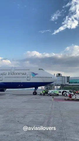 Pemberangkatan haji embarkasi makassar 2024 Semoga allah senantiasa memberi kesalamatan untuk para jamaah menjalankan rukun islamnya😇🤲🏻  #hajji #hajjflight #jamaah #hajjmubarak #hajj2024 #embarkasimakassar #garudaindonesia #mekkah #avaition #avgeek #boeinglovers #boeing747 #fypage #fypgakni #pesawat #penerbangan #duniaaviasi 