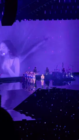 Damn 🦋 Olivia Rodrigo 💜 The crowd is singing soooo loudly and beautiful ✨ DEJA VU 🎶 #oliviarodrigo #dejavu #guts #gutstour #antwerp #sportpaleis #antwerpen #belgium #fyp #live #concert #viral @Olivia Rodrigo 