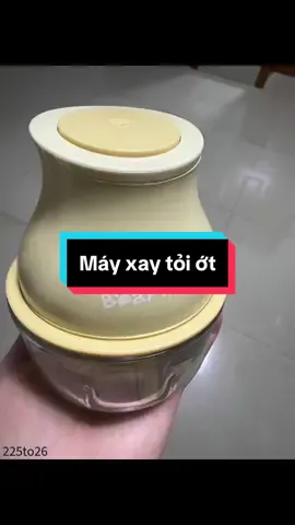 🌼 MÁY XAY TỎI ỚT BEAR MÀU VÀNG CỐI THỦY TINH     👉🥰Máy xay tỏi ớt mà Bear mới ra e màu vàng cối thuỷ tinh luôn ạ😍, dung tích 200ml cho các chế thoải mái xay ăn dặm, xay tỏi ớt.  👉👉Đồ của bear quá xịn sò ạ. ✔️Tên sản phẩm: Máy xay tỏi ớt mini cầm tay tích điện QSJ-Q40M5 ✔️Mẫu mã: Bear QSJ-Q40M5 ✔️Màu sắc: Vàng ✔️Chất liệu inox304 cao cấp không gỉ, không mòn, chắc chắn ✔️Lưỡi dao: 2 cánh ✔️Cối thủy tinh chịu lực cao cấp ✔️1 nút điều chỉnh tốc độ ✔️Thể tích: 200mL ✔️Dung lượng pin: 1300 mAh ✔️Kích thước: 99x99x124 mm ✔️Xay liên tục 30s sau đó cho máy nghỉ rồi nhấn tiếp #bearvietnam #bear #dogiadungbear #mayxaytoiot #mayxaytoi #mayxaytoiotcamtay #mayxaytoiotcamtaymini 