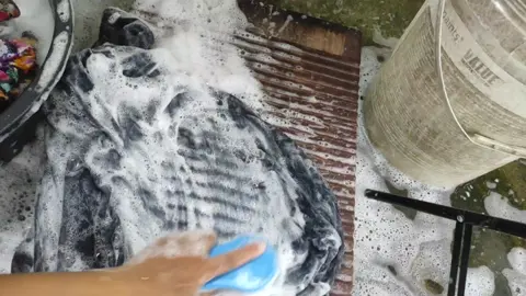 mornin' with new energy #washing #washingasmr #washclothes #brushing #brushasmr #asmrsounds #asmrvideo #asmrtiktoks #fyp #StressRelief 