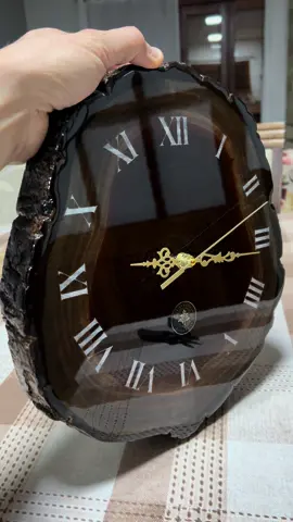 Relogio de madeira nobre de ype com acabamento em resina epóxi  #madeira #resinaepoxi #feitoamao #arte #artesanato #artesao #arquitetura #arquiteto #designerdeinteriores #decoração #decoracaodeinteriores #relogio #relogiodeluxo #relogiodeparede #