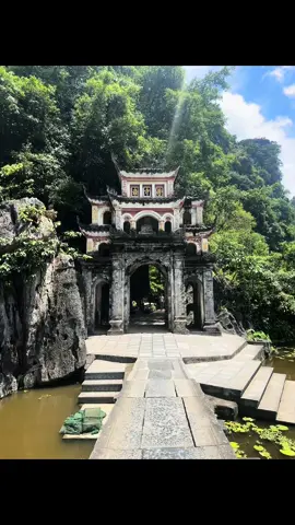 You can reach Bich Dong Pagoda from Tam Coc, in the province of Ninh Binh, Vietnam, in a few minutes by moped or bicycle. Entry is free . At the top of the mountain you will find a small cave and a beautiful view over the rice fields. It is definitely worth visiting Bich Dong Pagoda when you are in Tam Coc. #bichdongpagoda #bichdong #tamcoc #ninhbinh #vietnamtiktok #vietnam #tiktokvietnam #naturelover #caves #traveltiktok #travel #tiktoknaturelover #tiktoktravel #amazingvietnam #worldtraveler 