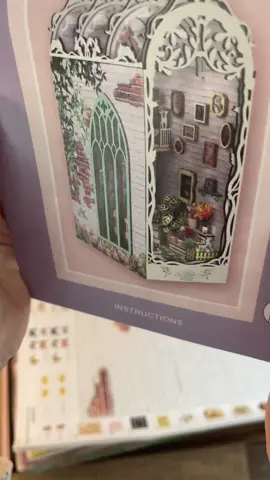 This book nook miniature looks so pretty!  #booknook #booknooks #miniature #miniaturekit #miniatures 