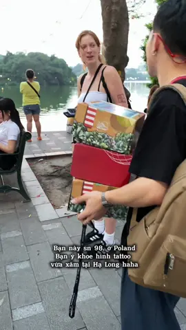 Tự hào 2 tiếng Việt Nam 🙏 Các bạn khen Việt Nam phát triển lắm, biết tới nhiều hơn nữa nhờ bác Vượng ❤️❤️ #vietnam #giaysneaker #giaythethao #foreigner #phamnhatvuong #localbrand #secondsunday 