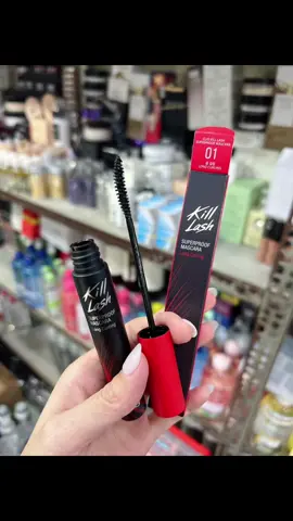 - Chuốt mi CLIO Kill Lash Superproof Mascara chống nước mồ hôi và bã nhờn mạnh mẽ giúp không lem, không nhòa, không vón cục khi sử dụng - Chải đều mi, làm tơi sợi mi và không hề gây cảm giác nặng nề trên mi. Thích hợp cho cả nàng lần đầu dùng mascara. - Clio Kill Lash Superproof Mascara cho hiệu quả làm cong mi từ gốc đến ngọn, kích.thích mi dài và cong tự nhiên. - Đặc biệt không vón cục ngay cả khi chải nhiều lần trên mi nhờ bột hình cầu có kích thước lớn nhỏ giúp tăng độ bám hoàn hảo.  - Chuốt mi CLIO Kill Lash Superproof Mascara làm giảm sự gãy rụng mi và duy trì bờ mi cong đẹp cả ngày dài dù có đối diện với nước, mồ hôi khi hoạt động ngoài trời. Bảng màu: 001 Long Curling: làm dài và cong mi 002 Volue Curling: làm dày và cong mi #masacara#clio#7g#thuduongjapan#makeup #myphamchinhhang 