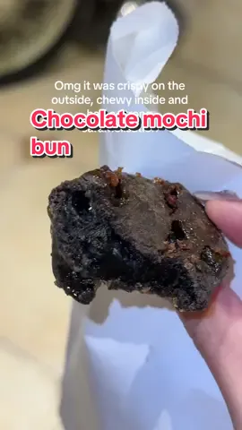 I didnt know the famous mini one had chocolate mochi flavour?! I know they’re super famous for the strawberry mochi but this one is 1000x better!  $3.80 for 4-5 pieces 📍Mini One, Ion Orchard #singapore #fyp #sgfoodie #mochi #bread 