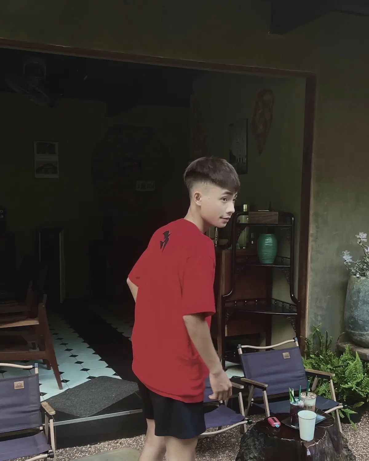 Có những vết thương mà chỉ khi nó đau một lần nữa, bạn mới nhận ra nó chưa từng được chữa lành.