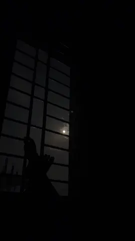 রাতের আকাশে জানালা দিয়ে চাঁদ দেখা , পৃথিবীর সবচেয়ে সুন্দর একটা মুহূর্ত … 💙🌙#unfrezzmyaccount #foryou #k🔐T 