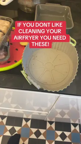 Easy meal ideas with cooking trays for the airfryer. Sausages in the silicone trays to collect all the fat making cleaning easy for busy mums! #airfryer #EasyRecipe #easyclean #mumsthatwork #easycooking #tiktokmademebuyit #DinnerIdeas 