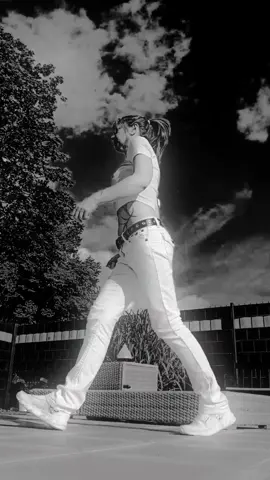 schönen Mittwoch Abend 🤗🎶💙 #iloveshuffledance #bestmusic #shuffleshapes #fypシ #shuffle2024 #freestyle #shufflegermany #footwork #shufflegirl #fyp #shuffledancer #shuffledancing #vibes 