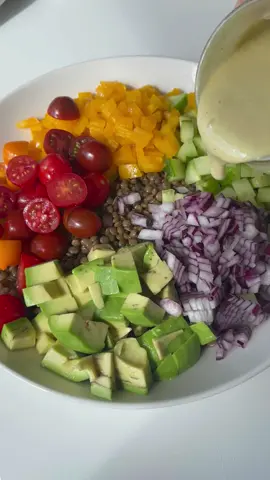 🌿 Salade Protéinée aux Lentilles 🌿 Salade 3️⃣ de la série « salades fraîches et colorées » accompagnée d’une sauce crémeuse secrète, sans mayonnaise, sans produits laitiers, et sans œuf ! 📝 Ingrédients pour 4 personnes: 300g de lentilles cuites à l’eau bouillante salée ( pendant 25 à 30minutes) 1 concombre 1 avocat 1 petit oignon rouge 1/2 poivron jaune Tomates cerises 100g de feta émiettée Sauce crémeuse Tahini: jus d’1 citron sel et poivre 2 c a s Tahini 5 c a s d’huile d’olive 1. Faites tremper les lentilles vertes pendant 15 minutes, puis faites-les cuire environ 30 minutes. Égouttez-les et laissez-les refroidir. 2. Dans un saladier, mélangez les lentilles avec du concombre, du poivron jaune, des tomates cerises, de l’avocat et de l’oignon rouge. 3. Préparez la sauce en mélangeant le jus de citron, le tahini, l’huile d’olive, le sel et le poivre. Secouez bien avant de l’ajouter à la salade. 4. Ajoutez quelques miettes de feta sur le dessus  Bon appétit et bessaha! 🍽️💚 #Salade #recetteprotéinée #lentilles #sansoeuf #healthyrecipes 