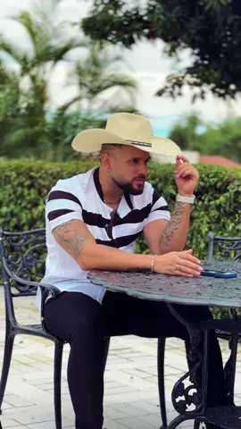 Esta es la canción de los infiles , mas de uno tiene su amor prohibido por ahi escondido #parati #musicapopular #charritonegro #despecho 