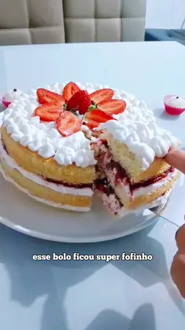 Bolo de aniversário sem glúten e sem lactose 🎂 Parte 1 - receita da massa  Ingredientes: ▪️5 ovos  ▪️120 gramas de farinha de arroz  ▪️50 gramas de amido de milho ▪️20 gramas de polvilho doce ▪️120 gramas de açúcar  ▪️100 ml de óleo  ▪️200 ml de leite vegetal ⛔️ NÃO VAI FERMENTO  Preparo: 1.Comece separando as claras das gemas. 2.Bata as claras até dobrarem de volume. Acrescente o açúcar aos poucos e bata até ficar firme, igual chantilly e reserve.  3.Bata na batedeira as gemas com o óleo, depois acrescente o leite vegetal e bata mais um pouco, adicione a farinha de arroz, o amido de milho e o polvilho doce e bata bem até ficar homogêneo.  4.Adicione a essa massa uma parte das claras e misture, depois coloque essa mistura ao restante das claras e mexa até ficar uma massa homogênea.  5.Transfira para uma forma untada, de preferência de fundo removível , como não tinha, untei a forma e coloquei um pedaço de papel toalha no fundo (aprendi essa técnica na internet para não grudar o fundo rsrs). 6.Leve para assar no forno pré-aquecido a 170°C por aproximadamente 50 minutos, no meu forno foram 55 minutos.  7.Espere esfriar e desenforme. 8.Corte as camadas de bolo. #asreceitasdajeh #semlactose #lactosefree #bolodeaniversariosemgluten  #bolodeaniversariosemlactose 