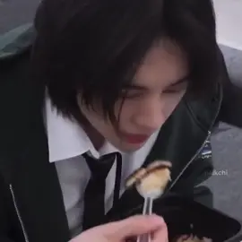 hyunjin eating sadly is my fav thing <3 #hyunjin #straykids #skz #hyunjinedit 
