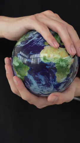 A globe that can rotate by itself,as long as there is light #movaglobe #globe #desksetup #RoomTour #gift 