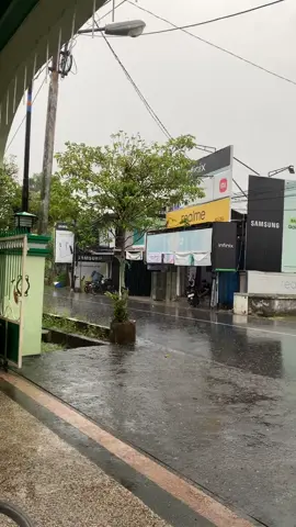 vibes hujan mengingatkan kamu tentang apa??#4u #vibeshujan #galaubrutal 