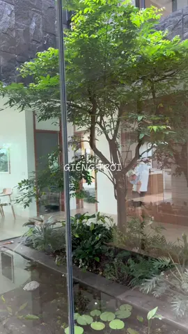 Bạn có muốn một giếng trời với cây xanh trong nhà? #kts #nhadep #villa #giengtroi #caytrongnha #kientrucxanh #tropical 