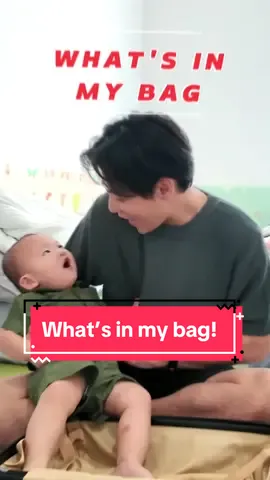 What’s in my bag bareng adek! Buat yang punya anak siap-siap ya karena kalau mau jalan-jalan bawaannya banyak 😂 Gak boleh lupa bawa popok, apalagi yang ada lidah buaya-nya biar melembabkan. Tapi yang penting #HappyInAja ya 😊