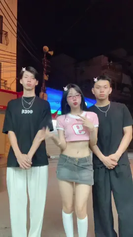 Năn nỉ mãi mới chịu nhảy với tôi bài này 🤣