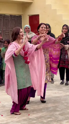 Qk lalay di jan trending py hy bae… sajjal ali in ZPKB drama viral dance & BTS….. you can watch complete bts on my YT link in bio.😍🥳🤗 #farooqmalik #bahawalpur #iub #zpkb #bts #btszpkb #sajjalali #dance 