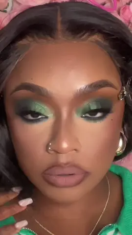 I came to eat !!!! #mua #mua #makeup #makeuptransformation  #makeup #tutorial #green #makeupviral