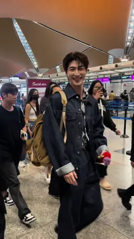 Welcome to Malaysia Blue Pongtiwat 😘💙 He is so damn handsome 😭 #bluepongtiwat #บลูพงศ์ทิวัตถ์ #บลู #บลูพงศ์ทิวัตถ์ #PradaXBlue #Prada #PradaMalaysia #PradaSS24 #bluepongtiwatinKL #bluepongtiwatinMalaysia #readysetlove #tunrazakexchange #lovelyrunner #byeonwooseok @blue_pongtiwat 