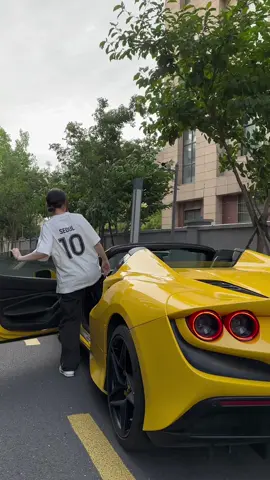 Đôi khi em cần một điểm tựa, vì đứng nhiều hơi mỏi chân#traveltiktok #travel #louis .