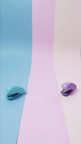 O Grampeador Mini Vivo está pronto para te ajudar! Disponível em três cores vibrantes, ele vai te acompanhar em todas as suas tarefas do dia a dia com praticidade e estilo. Tenha sempre esse companheiro compacto e eficiente ao seu alcance. #Maped #MapedBrasil #grampeador #GrampeadorMini