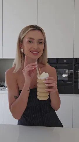 Kiedy mam ochotę na słodkości lubię po prostu dodać do kawy lody, a jak wiecie lodów Ekipowych mamy całkiem sporo! Dziś wybrałam lód Chmurka, który jest lodem śmietankowo-waniliowym w białej czekoladzie z cukrem strzelającym i w połączeniu z kawą wychodzi przepysznie. Dajcie znać, jak Wam smakuje takie połączenie, a do moich przyjaciół: już wiecie, jaką kawkę dostaniecie na naszym kolejnym spotkaniu 🤍 @Lody Koral   [reklama] 