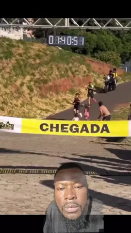 Father ‘sabotages’ wife’s marathon by distracting her with their children at the finish line #stayathome #stayathomedad #stayathomemom #parenting #marathon #alphafemale #femaleboss #bosslady 