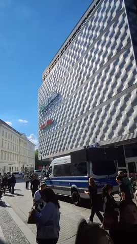 Heute gegen 17:10 Uhr gab es einen Alarm in den Höfen am Brühl und eine Durchsage, dass alle Personen das Gebäude verlassen und ihre Autos dort lassen müssen. Die Polizei hat die Höfe am Brühl und die umliegenden Straßen gesperrt. #Leipzig #Deutschland #germany #sachsen 