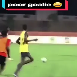 When a goalkeeper doesn't know anything about how to catch the ball with hands 🧤⚽ #football #funnymoments #ronaldogoat🥏 #fyp #CapCut #viral 