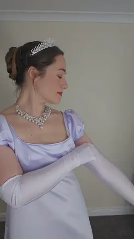 Trying to show off my Regency inspired dress, pretending to be a #bridgerton, whilst knowing it is not the silhouette for me 😂  Empire waist lines, yes or no?? #bridgertonseason3 #regency #History #Tudor #victorian #georgian #historicalfashion #historicalcostume #historicallyadequate #actor 