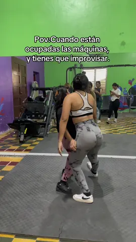 Cuando estan ocupadas las maquinas y toca improvisar.🤣 #trend #yosoylamasmaladeespaña #españa #viral #gym #mancuernas #maquinasdegym #masmaladeespaña #viral #olympusgym #yasuperes #viral #video 