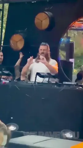 Listen to the legend! 📵 🎥 @weraveyou 🔈@simonfieldmusic #solomun #nophones #putyourphonedown