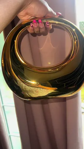 It can hold my phone, keys, money & lipgloss .. statment bag that can actually hold things ✨#handbag #metallicbag #ttsacl 