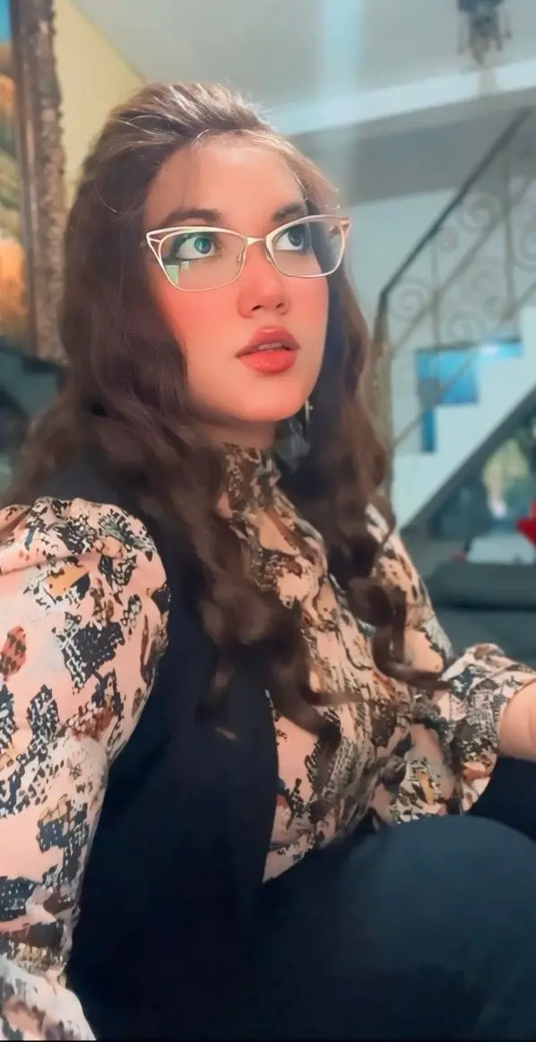 Hoy ando modo señora 🙂‍↕️🥰✨ #canciones #galigaliano #romantico #curvy #curvyfashion #cuevymodel #metal #salvadoreña #salvadoreña #elsalvador #curvystyle #80s