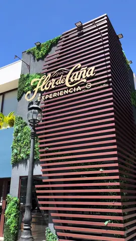 Viví la experiencia de crear tu propia botella del catalogado “mejor ron del mundo” en Galerias 🇳🇮 @Visit Nicaragua  #fypシ #explore #rum #travel #2024 #summer2024 #volcan #travel #traveltiktok #experience #fyp #nicaragua #flordecaña #flordecañaexperience #ronflordecaña #ron 