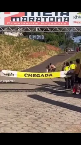 #viral | Controversia en redes: Mamá maratonista rechaza gesto familiar en la meta. Un video viral ha desatado un intenso debate en las redes sociales, mostrando a una madre corredora que opta por cruzar la meta en solitario, ignorando la propuesta de su esposo de llegar de la mano con sus dos hijas. Mientras algunos critican su decisión, argumentando que tenía tiempo para compartir el momento con su familia, otros defienden su derecho a enfocarse en su carrera. La polémica continúa abierta entre quienes ven la situación como una prioridad personal y quienes la interpretan como un gesto desconsiderado hacia su familia.  #maraton #familia #hijos #viral #controversia #deportes 