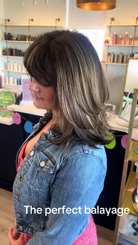 Absolutely obsessed with her!!!! Dimensional brunettes have my ❤️❤️❤️❤️ #girlssupportinggirls #dfwstylist #dfwhair #dfwhairstylist #dfwbalayage #brunettebalayage #balayage 