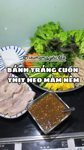Trưa nay làm luôn một mẹt bánh tráng cuốn thịt heo chấm mắm nêm đãi cả nhà nào 🫶🏻🫶🏻 @Cơm Nhà Mỡ 🏡  #tieumomoo #tieumomoyeubep #vlognauan #ancungtiktok #monngontainha #banhtrangcuonthitheo 