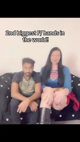 When you have the second biggest female hands in the world!   #bighands #bigwomen #supergirl #longlegs 