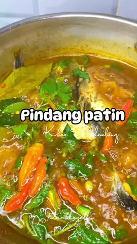 PINDANG PATIN ‼️ Bahan :  1ekor ikan patin uk sedang 1 genggam daun kemangi 1 buah tomat  Air asam jawa 1 btg daun bawang 2 lmbr daun salam 2 lmbr daun jeruk 2 btg sereh Cabe utuh Bumbu halus :  10 buah cabe merah (sesuaikan selera) 5 siung bamer 3 siung baput 2 cm jahe 2 cm kunyit Terasi Seasoning :  1/2 sdm gula 1/2 sdt garam 1/2 sdm kaldu ayam 1/2 sdm sasa Selamat mencoba 🥰 #pindangpatin #pindangpatinpalembang #khaspalembang #menurumahan #masaksimple #fyp #videotiktok #viralvideo #masakanrumahan  #masakmasak #masaktiktok 