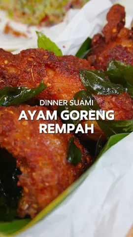Replying to @Repot nyw tu menu food prep eps 3. Ayam goreng rempah🍗 gara-gara ini jadi pengen travel ke Malaysia haha, kalian wajib cobain sih! Full resepnya disini🧕🏻⬇️ BAHAN: Paha ayam tulang, 500gr Cuka, 1/2 SDT Garam, 1 SDT Gula, 1/2 SDT Lada bubuk, 1/2 SDT Kaldu bubuk, 1/2 SDM Kunyit bubuk, 1/2 SDM Baking powder, 1 SDT Tepung Maizena, 7 SDM Pewarna merah, 5 tetes BUMBU HALUS: Serai, 2 batang Jahe, 3cm Daun jeruk, 3 lembar Ketumbar, 1/2 SDM Jinten, 1/2 SDM Bawang putih, 6 siung Bawang merah, 6 siung Cabe merah, 5 buah Air, 50ml CARA PEMBUATAN: - haluskan bumbu halus & tuang ke ayam potong bersama bumbu lainnya - ⁠jika ingin food prep seperti aku, simpan di wadah & masukkan freezer awet hingga 3-4minggu - ⁠jika tidak food prep, marinasi ayam minimal 2 jam - ⁠saat akan masak, defrost* terlebih dahulu - ⁠goreng ayam di minyak panas api medium, balik sesekali, jika sudah setengah matang, tambahkan daun kari (optional) & masak hingga daun kari crispy - ⁠angkat, tiriskan & sajikan selagi hangat *Sebaiknya defrost dengan menaikkan suhu makanan secara bertahap, kalau aku defrost dengan cara mengeluarkan thinwall dari freezer ke chiller semalaman sebelumnya, setelah itu baru di suhu ruang. Proses defrost tidak perlu ditunggu agar tidak lama, bisa dilakukan sebelum tidur jadi saat pagi tinggal masak atau saat akan berangkat kerja jadi saat pulang kerja tinggal masak. #ayamgoreng #ayamrempah #friedchicken #longervideos #resepayam #dinnersuami #makanmalam #chicken #ayam #EasyRecipe #serunyamasak #kuliner #resepmudah #foodstock #foodprep #foodpreparation #stockmakanan #stock #fyp #fypシ #fypage #fypシ゚#viral #fypdongggggggg #fypp #fypdong #fypgakni #fypsound 