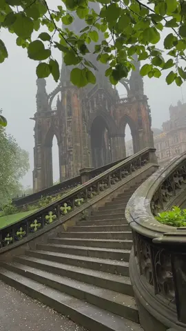 Can’t believe it’s almost summer time in Edinburgh… 🫶🏻 #edinburgh #Scotland #edinburghscotland #edinburghtiktokers #scottmonumentedinburgh #visitscotland 